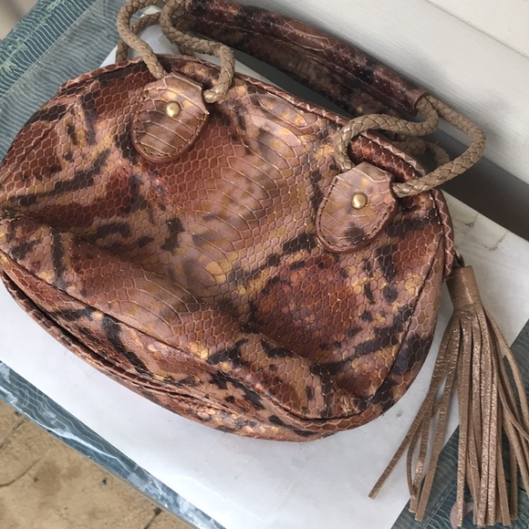 Sondra A Roberts snakeskin reptile faux design - Picture 2 of 7